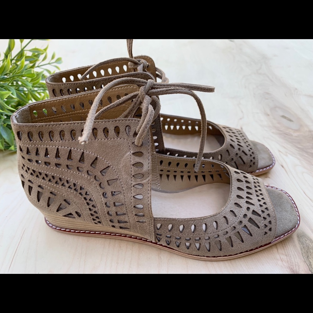 Vaneli Vintage NEW tie up shoes - Picture 3 of 9